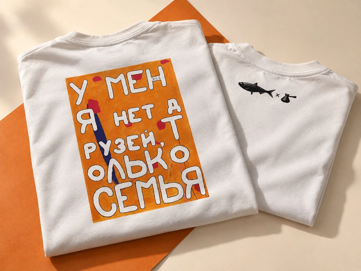 Большой цветной принт на спине и маленький знак возле горловины