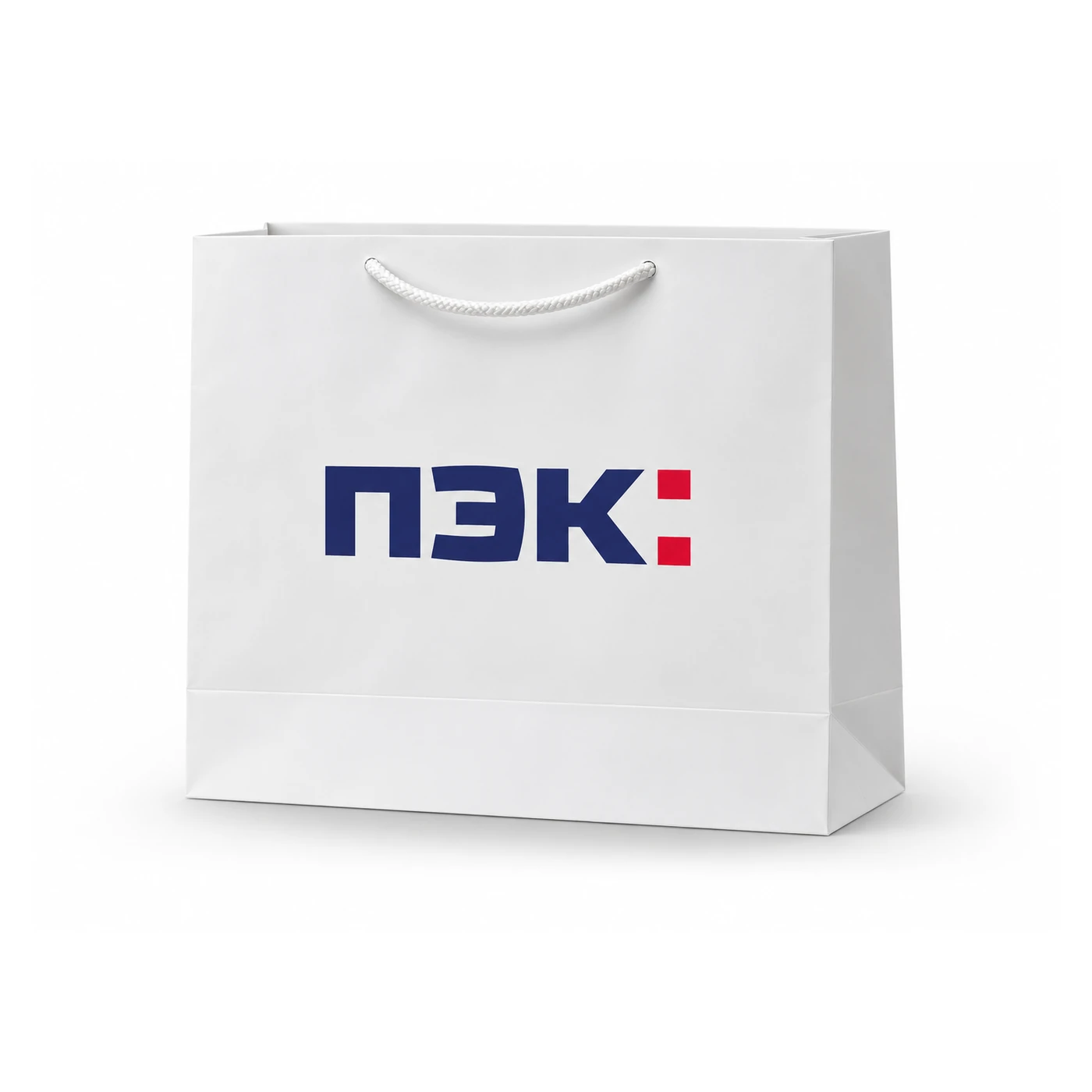 Крупный план печати логотипа ПЭК на бумажном пакете
