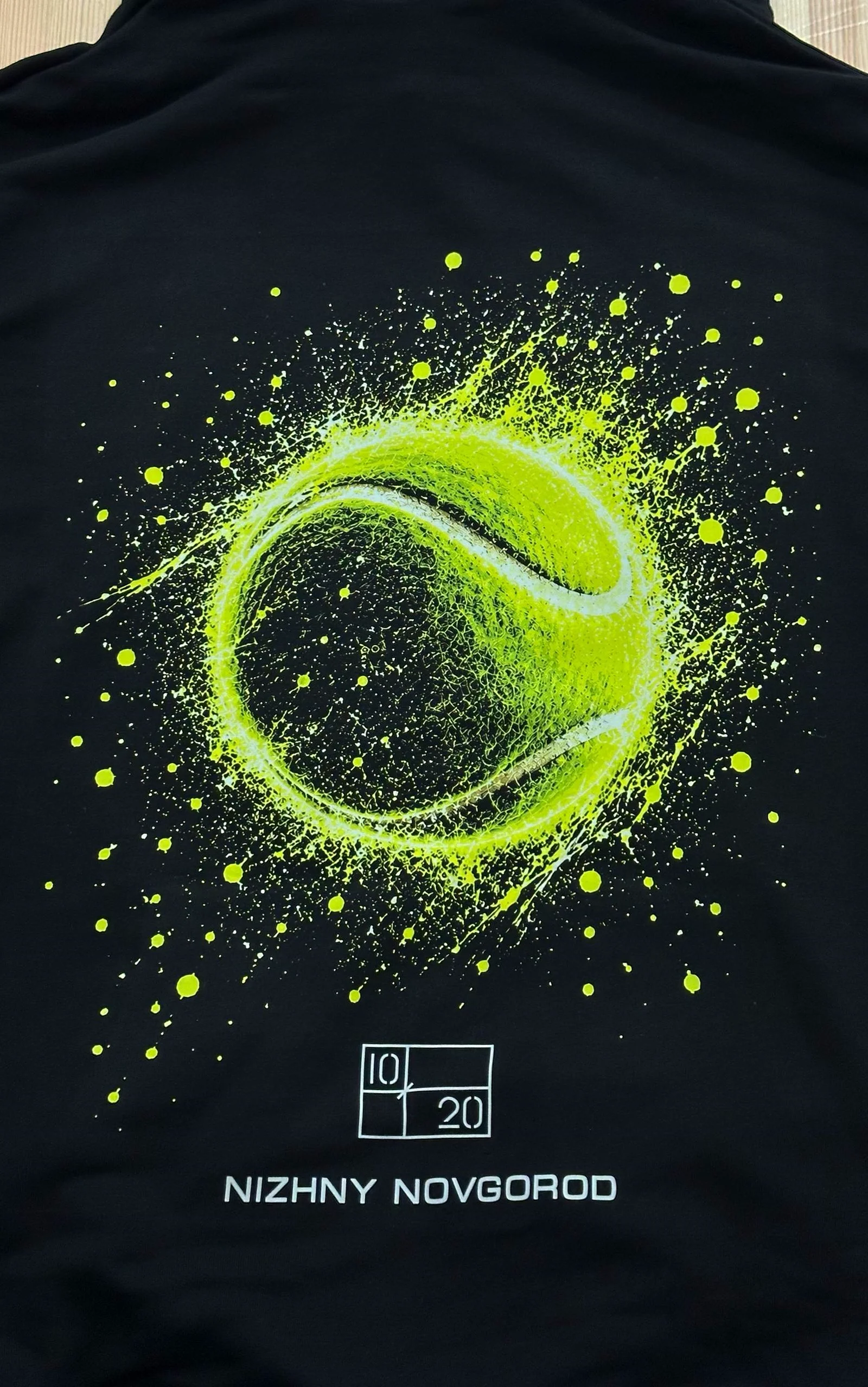 Деталь принта на спине худи Padel 10/20