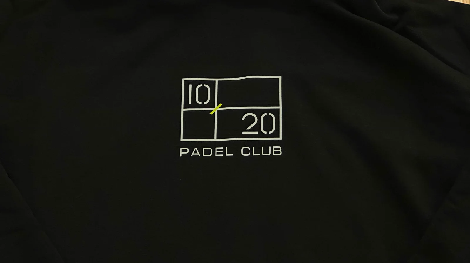 Деталь логотипа на худи Padel 10/20