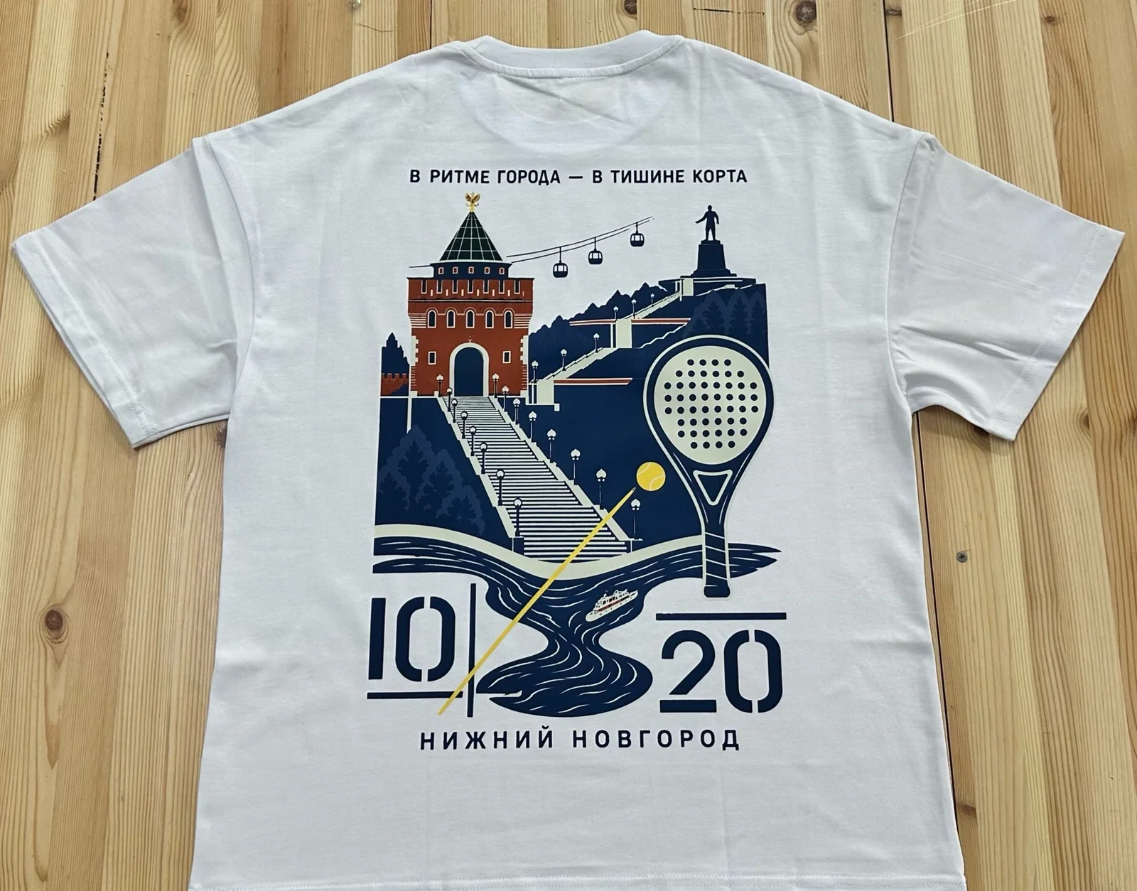 Белая футболка Padel 10/20 с крупным принтом на спине